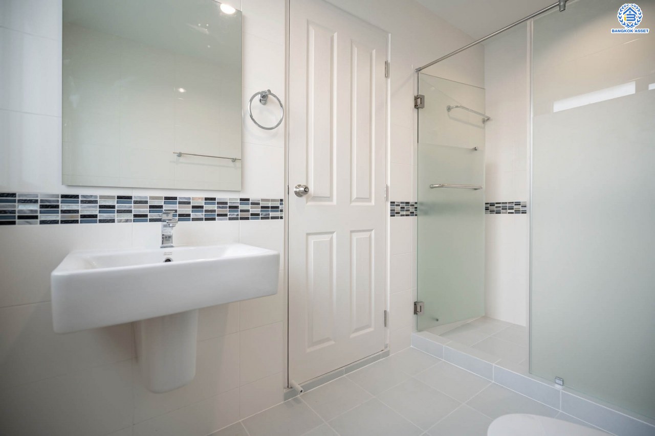 บ้านมือสองตกแต่งใหม่ แบรนด์ Q.House โครงการ คาซ่าแกรนด์ รัตนาธิเบศร์-ราชพฤกษ์ หลังมุม เนื้อที่ 87.5 ตร.ว. ฟังก์ชัน 3 ห้องนอน 4 ห้องน้ำ จอดรถได้ 2 คัน พร้อม Facilities ครบครัน บนทำเลเดินทางสะดวก ติดถนนราชพฤกษ์ ใกล้เซ็นทรัลเวสต์เกต และรถไฟฟ้าสายสีม่วง "สถานีบางรักใหญ่"